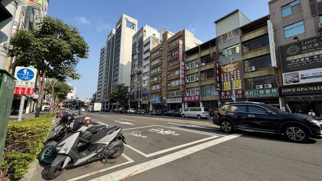 高雄新興區大樓-13