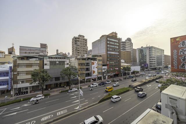 高雄新興區大樓-13